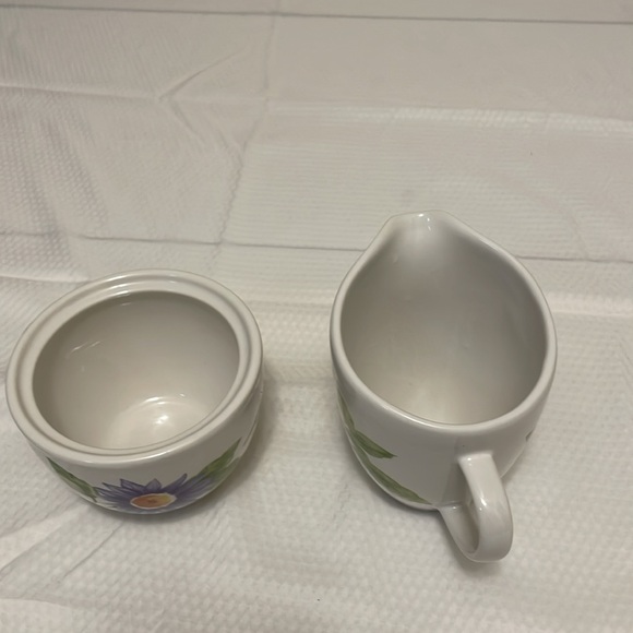 Pfaltzgraff Emma Sugar Bowl with lid and Creamer - Picture 4 of 7